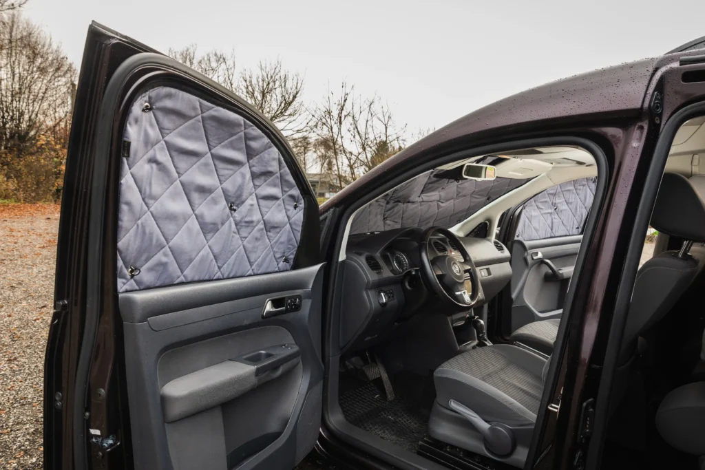 Notranja termo zaščita stekel v kabini kombija za boljšo toplotno izolacijo in zasebnost pri kampiranju