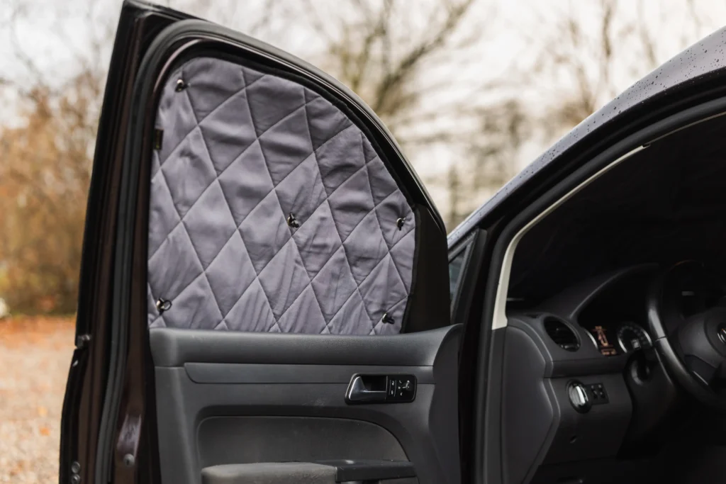 Termo zaščita stekel, ki nudi toplotno izolacijo in zasebnost pri kampiranju. Notranji izgled