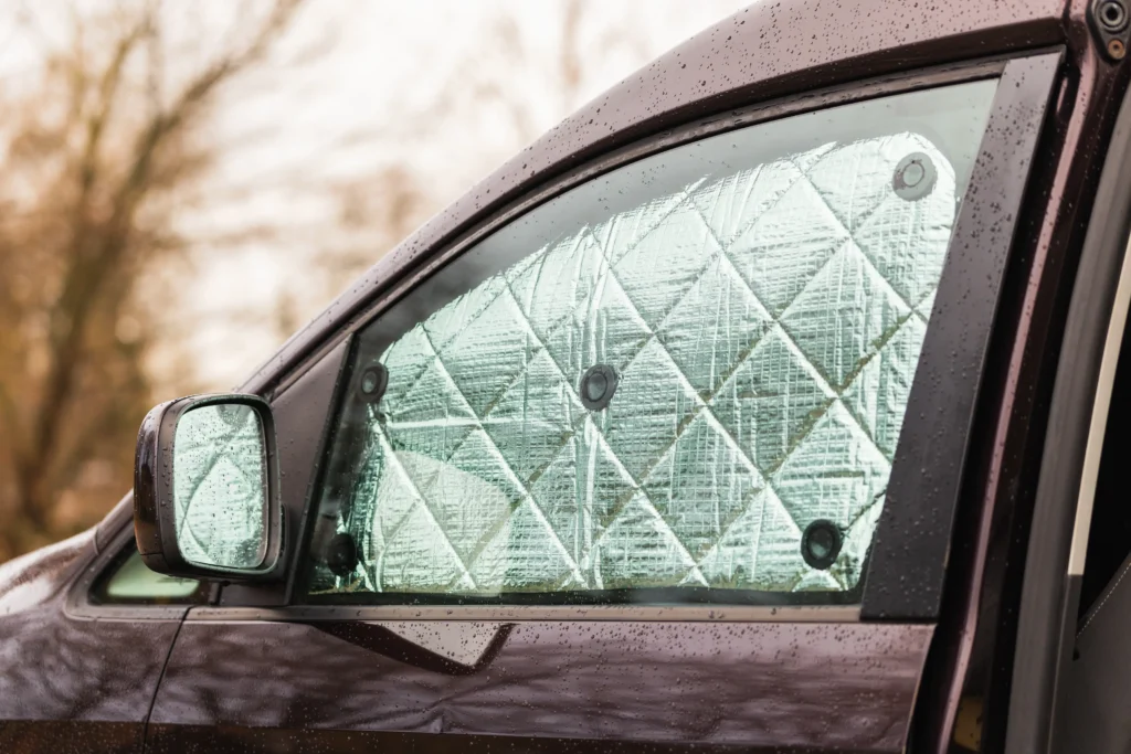 Termo zaščita stekel, ki nudi toplotno izolacijo in zasebnost pri kampiranju. Zunanji izgled